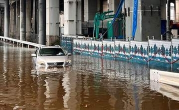 一瞬で道路が冠水…埼玉で乗用車やマイクロバスが水没　1時間に約110ミリの猛烈な雨が降ったか…気象庁、さいたまと上尾にレベル4の大雨危険警報　大人の腰の高さを超えて冠水した道路も