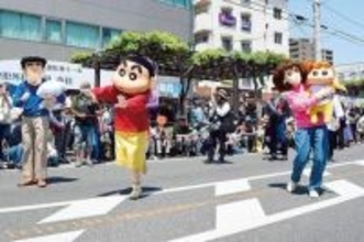 埼玉に日本一の長さ…1.1キロの“フジの街路樹”で「藤まつり」　26日、春日部の「ふじ通り」で開催　人気アニメ「クレヨンしんちゃん」が登場するパレードも予定