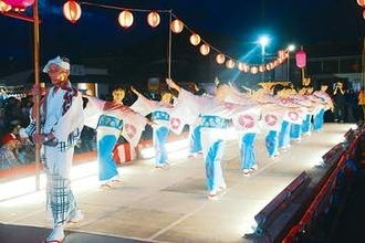 コンクールに62チーム、1400人が出場　皆野で秩父音頭まつり　そろいの浴衣や法被で次々と登場　おはやしに合わせ、見事な舞を披露