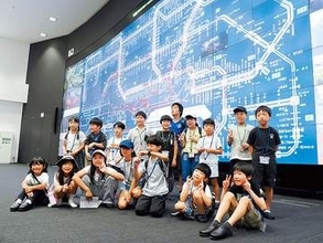 驚き…日本最大級の巨大モニター、埼玉など1都7県の高速道路情報を映し出す　NEXCO東、小学生向けの体験型イベント　さいたま・岩槻区の東日本道路管制センターで開催　児童ら目を輝かせて大喜び