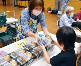 土用の丑の日にうなぎ弁当配布　行政や社会福祉協議会と連携し活動する団体が実施　特別配布としてセブンイレブン有志や地元農家などが協力　お菓子やメロンの配布も