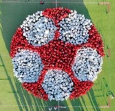 厳しい判定…調整を1時間半、繰り返してギネス世界記録　1198人が人文字で巨大なサッカーボール　レッズランド20周年記念で