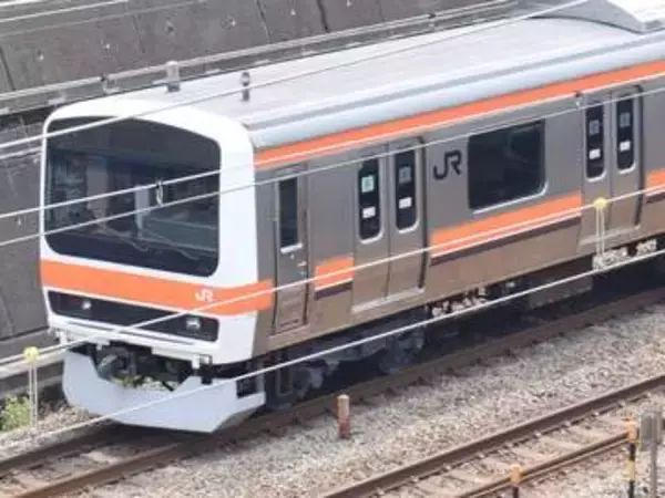 JR武蔵野線で人身事故　20代男性が負傷…電車と衝突か　駅の線路で　最大1時間2分の遅れ、1万2千人に影響　乗客とみられる男性、実際に衝突したかは不明