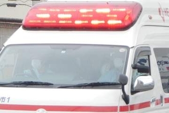 男性重傷…コンクリートの地面に落下　3.8メートルの高さから転落　住宅で点検中、なぜかトタン屋根が抜ける…男性はヘルメットを装着しておらず　屋根が崩れて音が響き、近隣住民が通報