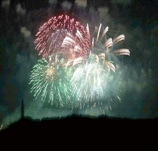 大迫力…世界最大級の「四尺玉」、夜空彩る　2万発の花火を打ち上げ　観客ら歓声、3分間で尺玉500連発も　埼玉・鴻巣で関東最大級の花火大会　今年はブルーインパルスの展示飛行あり、見物人らを楽しまる