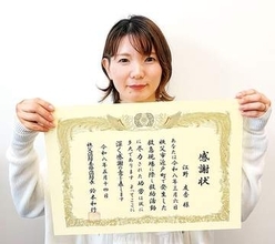 とっさの判断…小2男児、車の下敷きに　焦る運転手に気付いた女性、家から飛び出す…男児の顔は紫色、男児の母と人を集めて車を持ち上げる　男児救出、意識不明で心肺停止…叫ぶ女性らが処置、助かった8歳の命