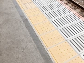 東武線で人身事故　男性死亡…急行にはねられる　深夜の駅で　気付いた運転士がブレーキ、最大2時間ほど遅れ　男性はスーツのような服装、ホームから転落したとみられ20～50代