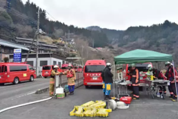埼玉の山林で火事…延焼が125ヘクタールに　ヘリ2機で上空放水も雪や視界不良のため中止、地上から消火活動　一部の県道も関係者以外通行止め
