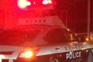 男性死亡…午前3時半前、横断歩道に倒れる　車にはねられ頭など強く打ったか　衝突した車は救護せず逃走　ひき逃げ事件として捜査　現場は片側1車線の丁字路交差点