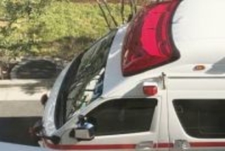 男性死亡…高い場所から転落か　夕方に通行人が通報　近くに集合住宅、あおむけに倒れた状態　身長177センチで紫色パーカー、20～40代