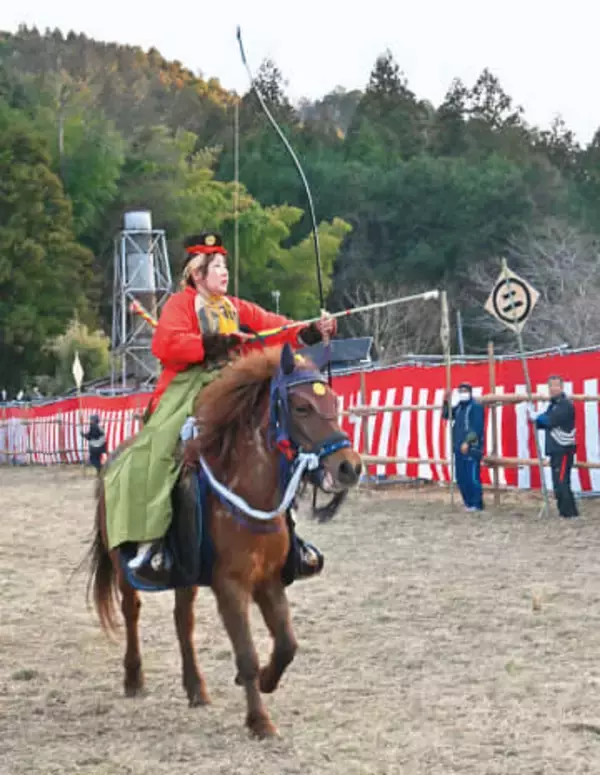 3年に1度の流鏑馬　埼玉・ときがわの萩日吉神社で例大祭　木曽義仲の家臣が始めたとされる言い伝え　「カーン」という音を立てて矢が当たると、会場に拍手