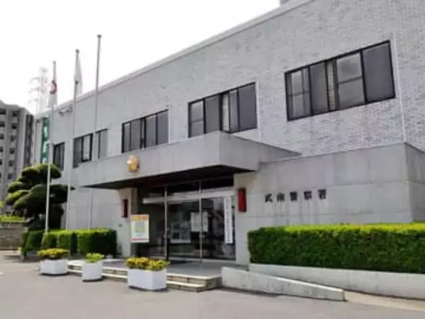 女性遺体、川に浮く　50～90代ぐらい　身長約155センチで身元不明　緑色のジャンパー、灰色のズボン、黒いスニーカー姿　散歩中の男性が発見し110番