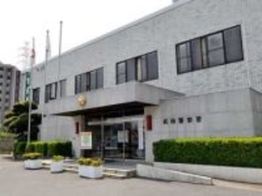 女性遺体、川に浮く　50～90代ぐらい　身長約155センチで身元不明　緑色のジャンパー、灰色のズボン、黒いスニーカー姿　散歩中の男性が発見し110番