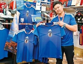 サッカーW杯、埼玉各地でも熱い応援商戦…白のアウェー用レプリカユニ、特に人気　スパイクなど関連商品の売り上げも好調　21日のチュニジア戦、イオンはPVを企画　特別営業する居酒屋も　物価高でも経済効果は