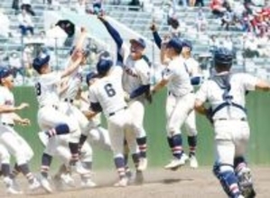 ＜高校野球＞埼玉大会、浦和学院が2連覇　7点リードも花咲徳栄の反撃で同点…直後に勝ち越し頂点に立つ