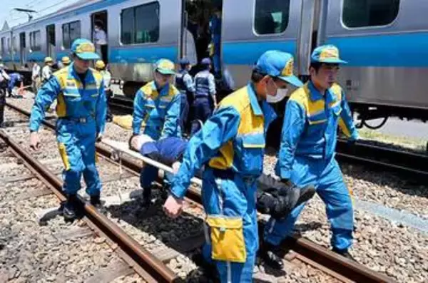 京浜東北線、爆発物で脱線と想定…埼玉県警やJR東など、車両センターで訓練　テロ対処能力の向上や連携強化へ　けが人の搬送や車両を動かす台車の設置手順など確認　不審者への対処訓練も