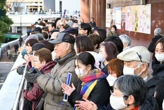 埼玉衆院選5区の状況　JR大宮駅で第一声　12回目の当選を目指す中道前職　参政と自民の新人2人が挑む