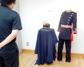 陸軍将校の大礼服が見つかる　19日まで特別展　日露戦争、二〇三高地で戦死　「戦争の記憶と平和の大切さを再認識してほしい」