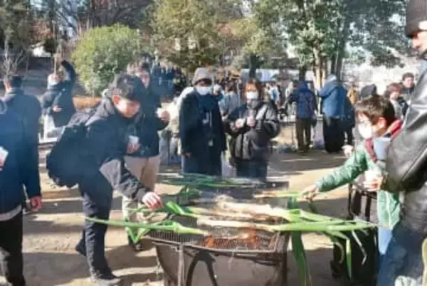 深谷ねぎの魅力を堪能　丸焼き「深谷カルソッツ」など地元名物を味わう　埼玉の神社で「深谷ねぎまつり」