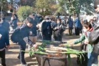 深谷ねぎの魅力を堪能　丸焼き「深谷カルソッツ」など地元名物を味わう　埼玉の神社で「深谷ねぎまつり」