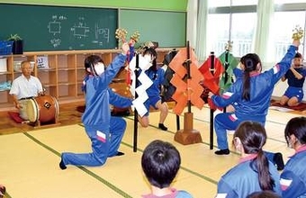 埼玉　神楽を継承　久喜市立鷲宮中・郷土芸能部　ユネスコの無形文化遺産、登録を目指す　「4人の舞がぴったりそろうと、うれしくなる」