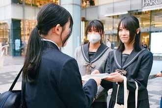 性暴力の撲滅を…浦和麗明高の生徒会メンバーら呼びかけ　県警とJR浦和駅で啓発、チラシなど配布　被害に遭った場合には「1人で抱え込まず相談して」