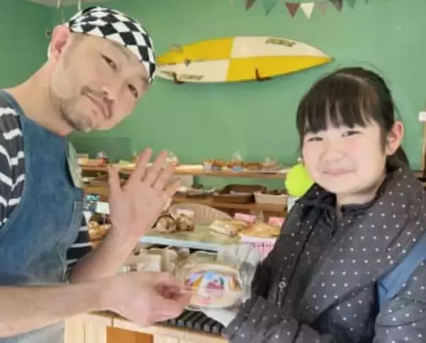 埼玉のイチゴ“あまりん”限定バーガー、パン店で販売　パン生地もこだわり2種類、じつは小学生が考案　隠し味にホワイトチョコ、イチゴ好き必見