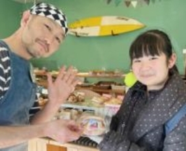 埼玉のイチゴ“あまりん”限定バーガー、パン店で販売　パン生地もこだわり2種類、じつは小学生が考案　隠し味にホワイトチョコ、イチゴ好き必見