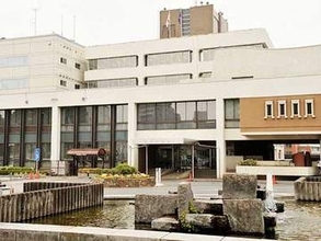 近隣トラブルで家族が通報→自宅に駆け付けた警察官に頭突きし軽傷を負わせる　会計年度任用職員を現行犯逮捕、罰金刑に　懲戒処分へ　酒に酔い「イライラしてやった」と話す