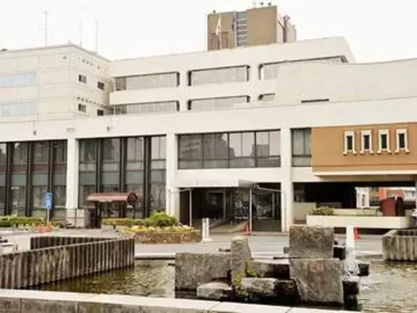 近隣トラブルで家族が通報→自宅に駆け付けた警察官に頭突きし軽傷を負わせる　会計年度任用職員を現行犯逮捕、罰金刑に　懲戒処分へ　酒に酔い「イライラしてやった」と話す