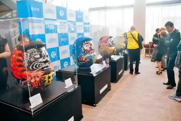 北斗の拳、越谷だるまとコラボ　4兄弟ラオウ、トキ、ジャギ、ケンシロウをモチーフに　埼玉育ち　作画の原哲夫さん、だるまの命「目入れ」に挑戦　除幕式にも登場「越谷の方々と共同作業ができてとても幸せ」　5月10日まで市役所で展示