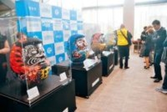 北斗の拳、越谷だるまとコラボ　4兄弟ラオウ、トキ、ジャギ、ケンシロウをモチーフに　埼玉育ち　作画の原哲夫さん、だるまの命「目入れ」に挑戦　除幕式にも登場「越谷の方々と共同作業ができてとても幸せ」　5月10日まで市役所で展示