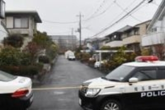 夫死亡、おの2本たたきつけられる…さらに妻と娘も襲われ死亡　近所の男が襲撃か　男を逮捕した警官、法廷で状況を語る「1階のチェーンロックを切断し突入」　2階で15～30分間、押し合いに「男は終始無言だった」