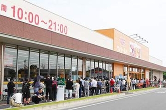 ベイシアが新業態1号店オープン　既存店より1～2割安い商品も実現　関越道のIC近く　周辺に競合店「トライアル」「ヤオコー」「ハーズ」…“スーパー戦国時代”に集中出店を形成、「激安への挑戦店舗」に自信