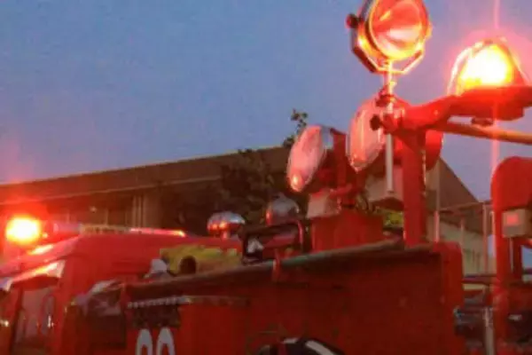 夫婦死亡か…夜明け前の住宅、パトロール中の警官が異変に気付く　2階建て住宅から火柱　全焼した焼け跡に2人の遺体、2人暮らしの夫婦と連絡が取れず