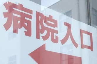 立腹…女性患者が殴られる　病院で入院中　女逮捕、負傷させた疑い　ほかの患者3人が入院する病室で犯行　女性患者の頭、裂けた傷あり