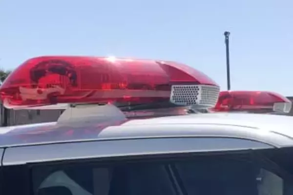 男性死亡…車を運転中、街路灯にぶつかる　昼前に交差点近くで　後続バイクの運転手が通報　車の男性は強打、病院で息を引き取る