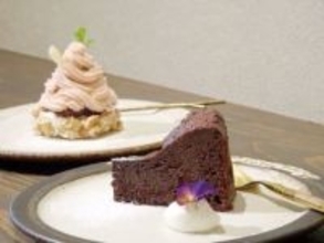 控えめな甘みと奥深いこくのガトーショコラ　埼玉・川越の「川越メル珈琲」　2種類のチョコレートをミックスし、試行錯誤の上に完成させた自家製スイーツ　「深いりのコーヒーに合わせて、ゆっくり味わって」