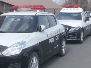 あきれた19歳を逮捕　無免許で車を運転、赤信号の交差点に入って事故…男性を負傷させ、救護せず去った疑い　親族らしき39歳が出頭「事故を起こしました」、しかし目撃情報と矛盾し、特定された19歳