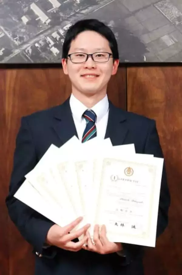 「高校生活で頑張ってきた証し」　全国商業高校協会が主催する検定試験の全9種目で1級を取得　埼玉・大宮商業高校3年生の浪江さん　机の上にペンと問題集以外を置かないことが、集中力継続のポイント