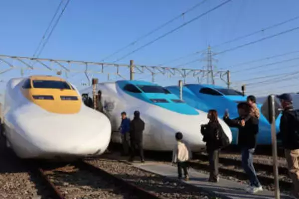 ワンピース新幹線一堂に　岡山の車両基地でお披露目