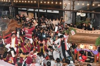 激しい衝突、秋の静けさ破る 　真庭・久世だんじり喧嘩【動画あり】