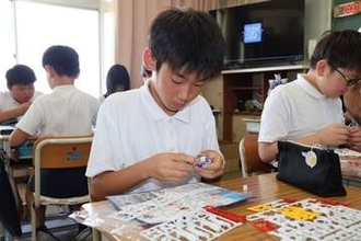 プラモデルでものづくり学ぶ　岡山・中山小で5年生が挑戦