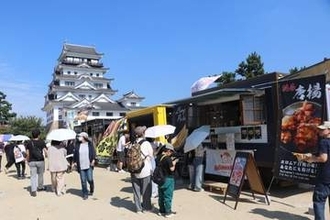 キッチンカー35台集結 福山城　天守背景に食べ比べ、12日まで