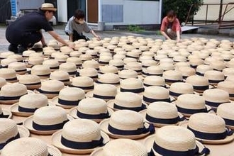 出番待つ麦わら帽子 梅雨の晴れ間に天日干し　笠岡・老舗メーカーで生産ピーク