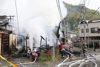 木造2階の住宅と倉庫全焼　備前市伊里中の男性方