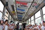 「電車に揺られ〝泳ぐ〟姿楽しんで　こいのぼり電車運行 岡山電気軌道」の画像1