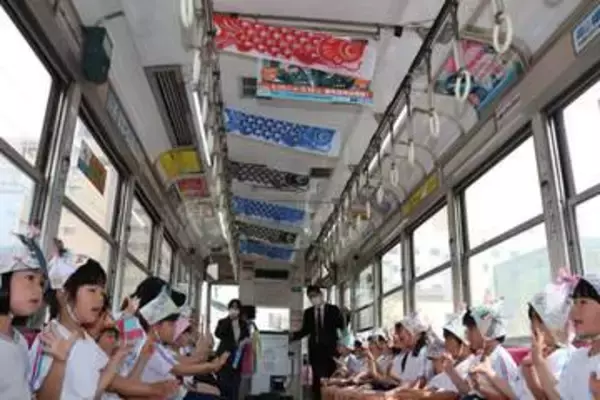 電車に揺られ〝泳ぐ〟姿楽しんで　こいのぼり電車運行 岡山電気軌道