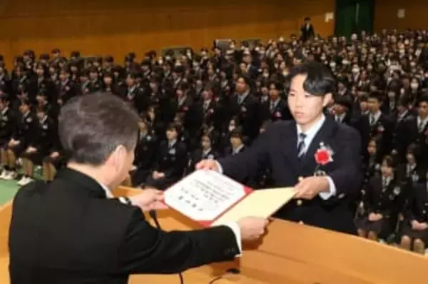 岡山県内の公立高で卒業式　約9500人 新たな一歩