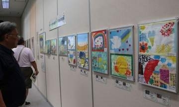 ウクライナ避難民手記や子どもの絵　福山市人権資料館、平和訴える展示
